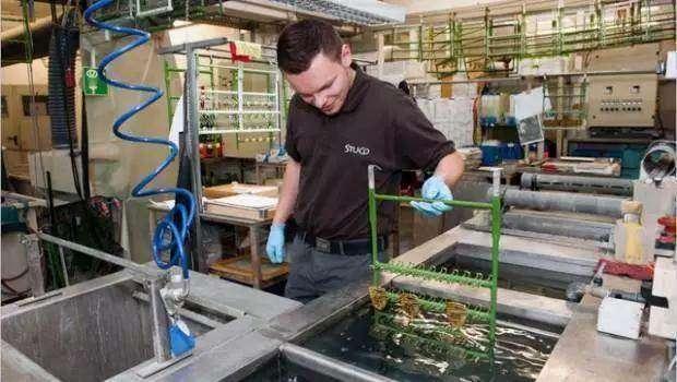 保時捷的車標原來是這么做的，難怪這么霸氣！