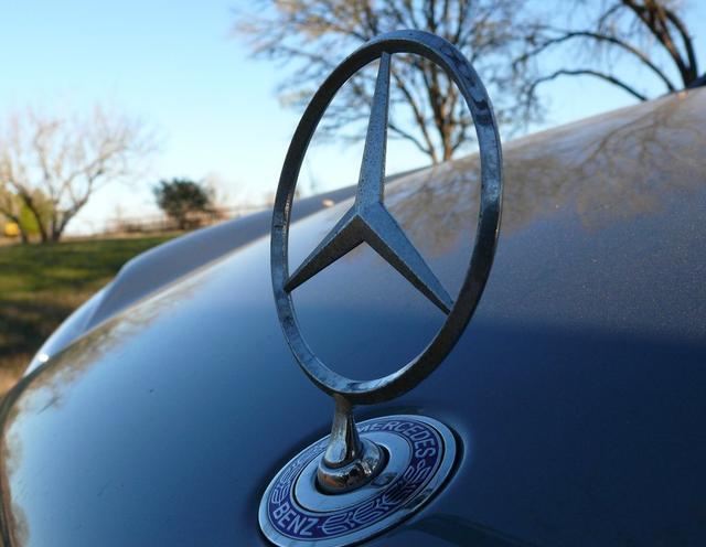 別嘲笑國(guó)產(chǎn)車(chē)logo！豐田、奧迪、奔馳過(guò)去logo更丑，也是不斷改進(jìn)