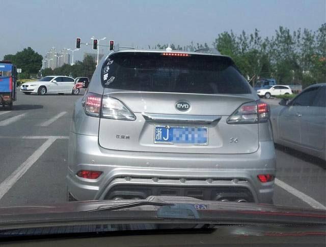 車主將車標志換成自己名字，并且在車牌下還安裝88888&ldquo;牌照&rdquo;！