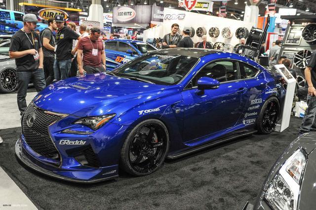 車主將車標志換成自己名字，并且在車牌下還安裝88888&ldquo;牌照&rdquo;！