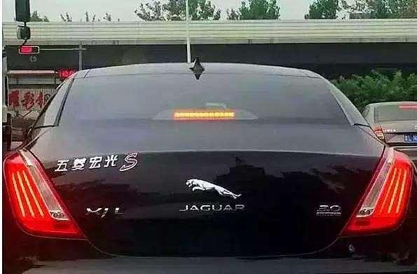 車主將車標志換成自己名字，并且在車牌下還安裝88888&ldquo;牌照&rdquo;！