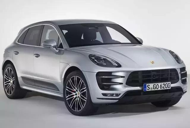 車主將車標志換成自己名字，并且在車牌下還安裝88888&ldquo;牌照&rdquo;！