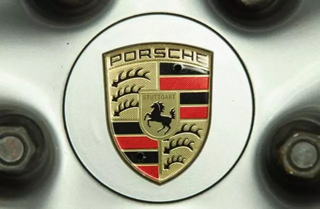 意大利汽車品牌果然任性，這款車的LOGO竟有吃人畫面