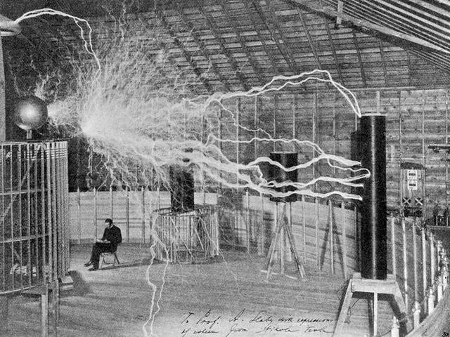 特斯拉汽車的 LOGO 到底是啥意思？