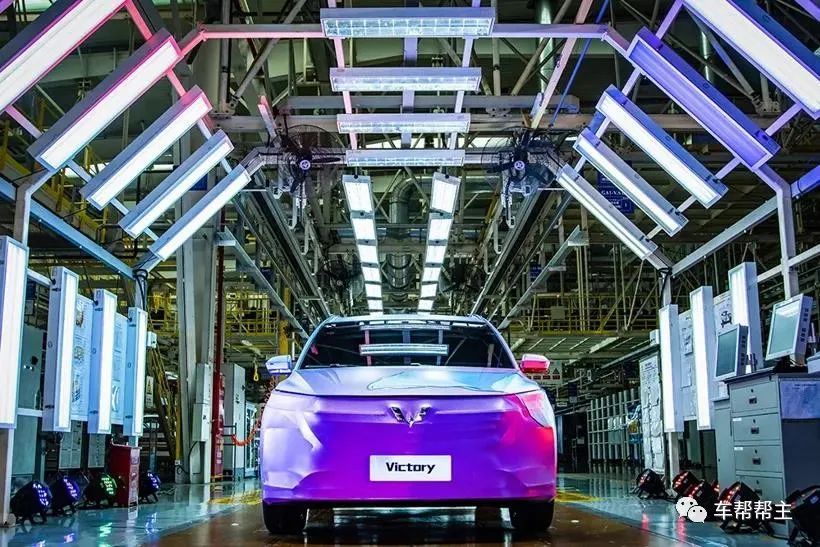 五菱汽車LOGO&ldquo;換色&rdquo;了，全球銀標(biāo)正式亮相！首款新車五菱Victory下線