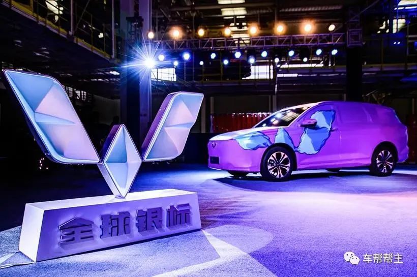 五菱汽車LOGO&ldquo;換色&rdquo;了，全球銀標(biāo)正式亮相！首款新車五菱Victory下線