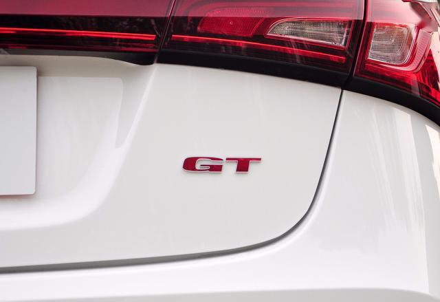 路上遇見這些車尾標(biāo)志的車，不要輕易超車了，都不是好惹的主