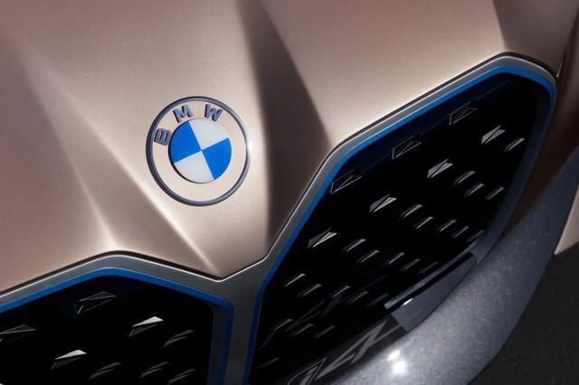 別看不起國產車標了！保時捷舊logo還不如寶駿，寶馬的舊車標更丑