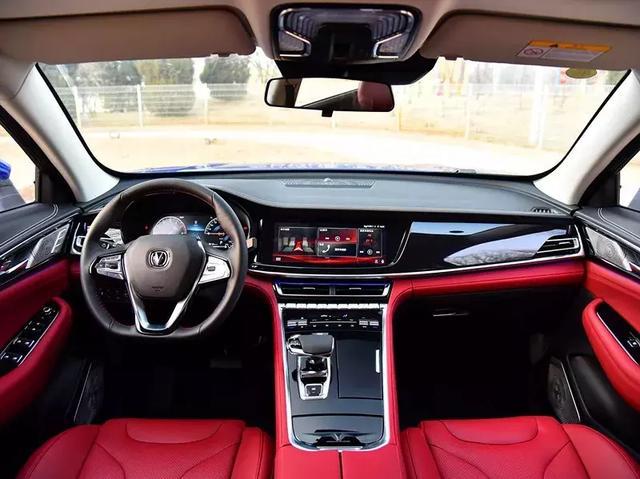 把內(nèi)飾LOGO擋住，完全看不出這是款10萬的車！