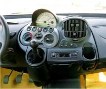 把內飾LOGO擋住，完全看不出這