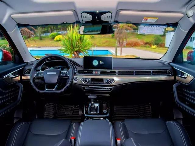 把內(nèi)飾LOGO擋住，完全看不出這是款10萬的車！