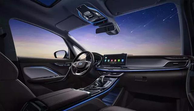 把內(nèi)飾LOGO擋住，完全看不出這是款10萬的車！