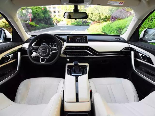 把內(nèi)飾LOGO擋住，完全看不出這是款10萬的車！