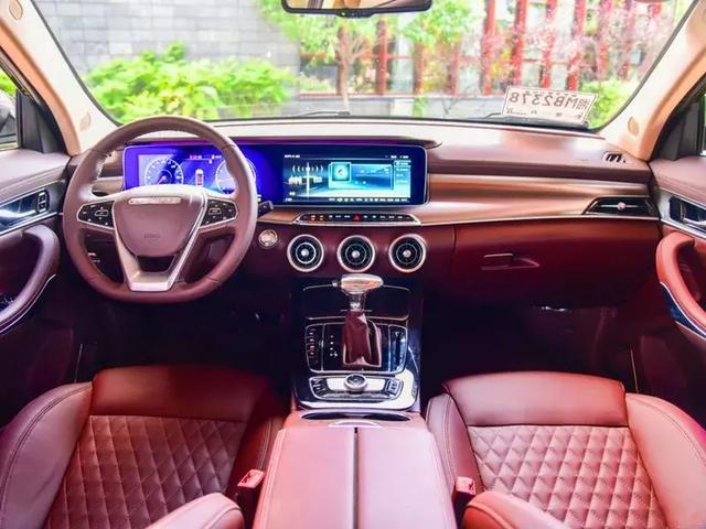 把內(nèi)飾LOGO擋住，完全看不出這是款10萬的車！