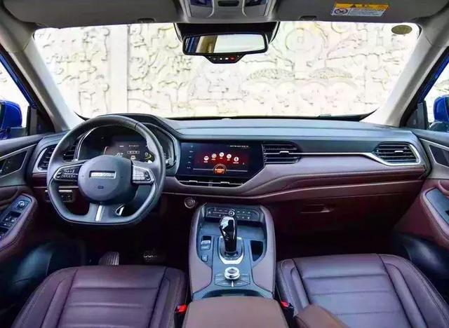 把內(nèi)飾LOGO擋住，完全看不出這是款10萬的車！