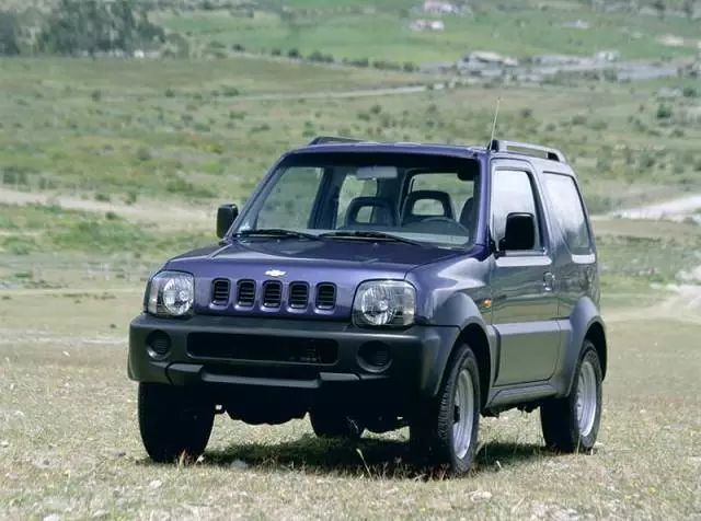 其實你的車還能貼另一個品牌的LOGO