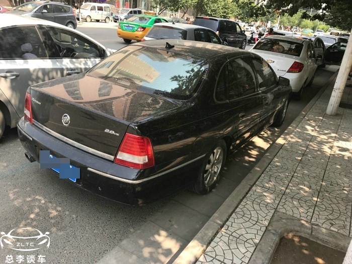 看外形是別克，車標卻是獅子，一樣的車，為啥用不同的LOGO