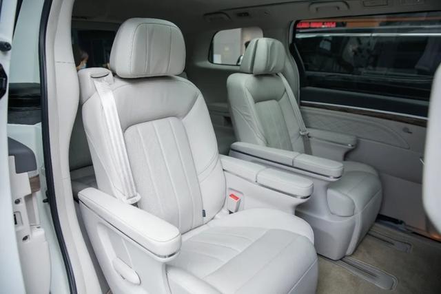 要不是那個Logo，這臺車的氣場可趕得上那百萬豪車了