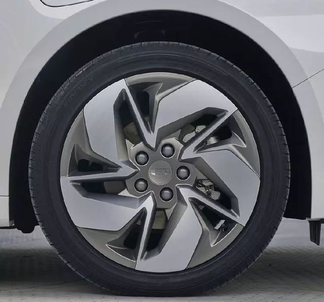 更換LOGO設計，吉利純電轎車Ge11實車圖曝光，有望在明年上市銷售