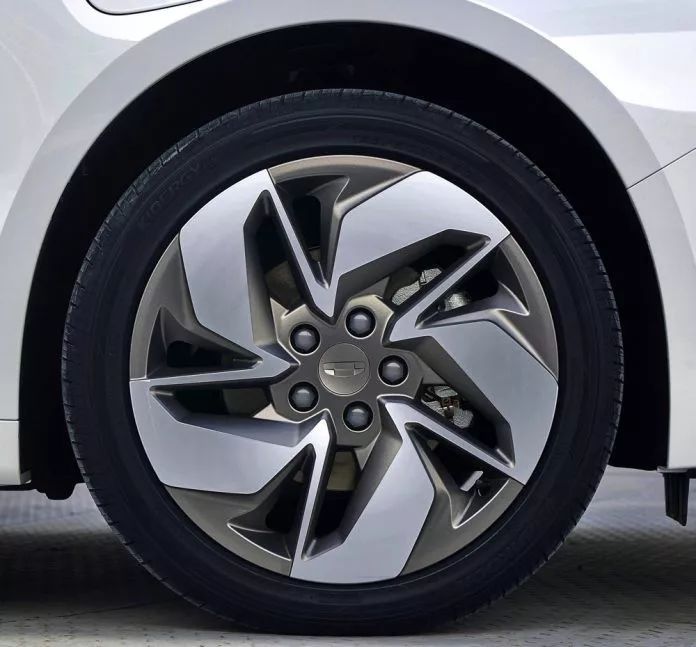 吉利新LOGO加持，這款車聽說要挑戰(zhàn)特斯拉Model 3！