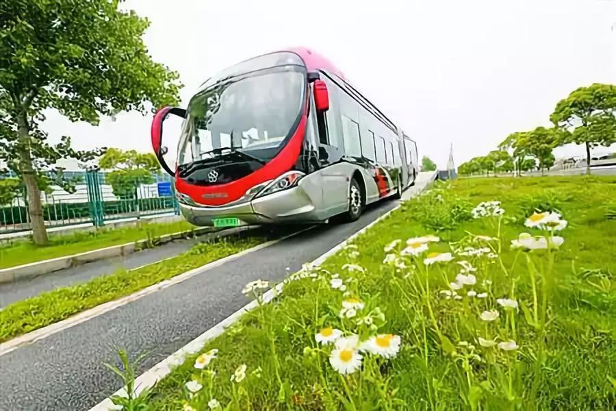 上海無人駕駛公交車造型亮相，五環(huán)logo酷似董明珠銀隆造車logo