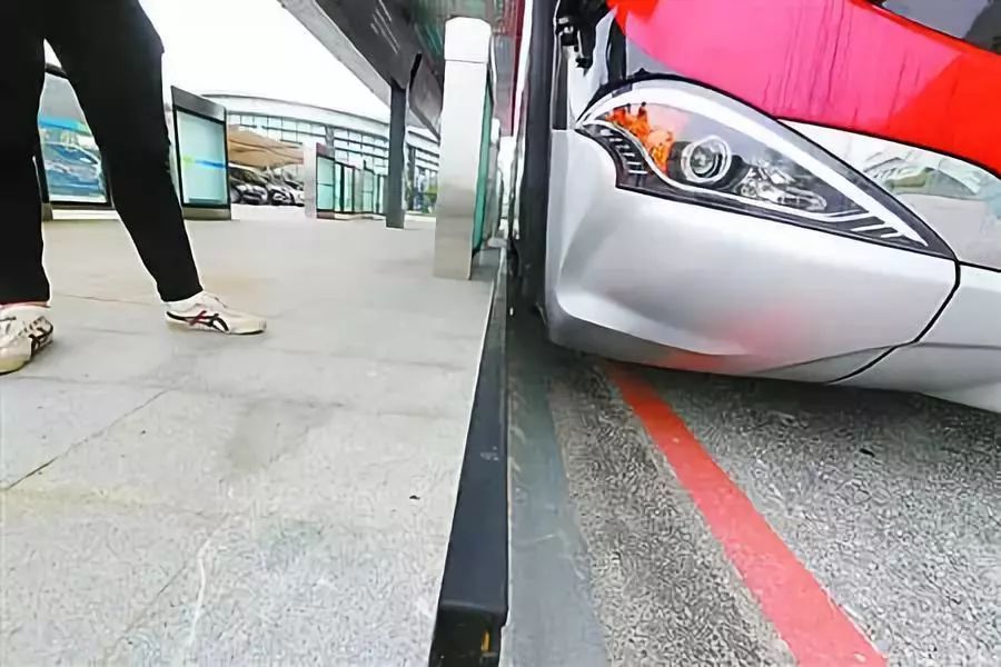 上海無人駕駛公交車造型亮相，五環(huán)logo酷似董明珠銀隆造車logo