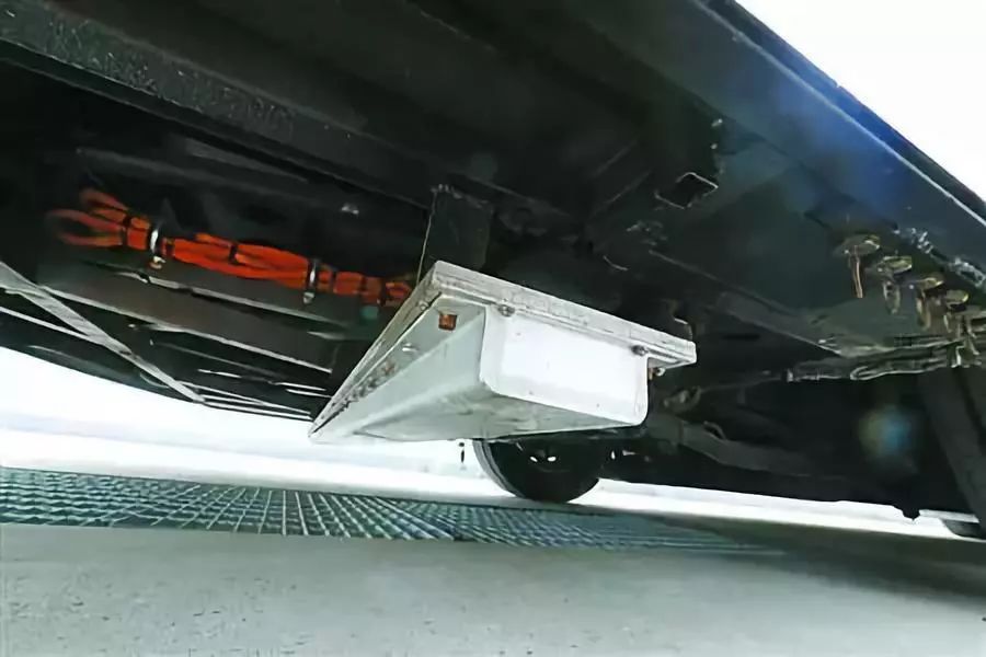 上海無人駕駛公交車造型亮相，五環(huán)logo酷似董明珠銀隆造車logo