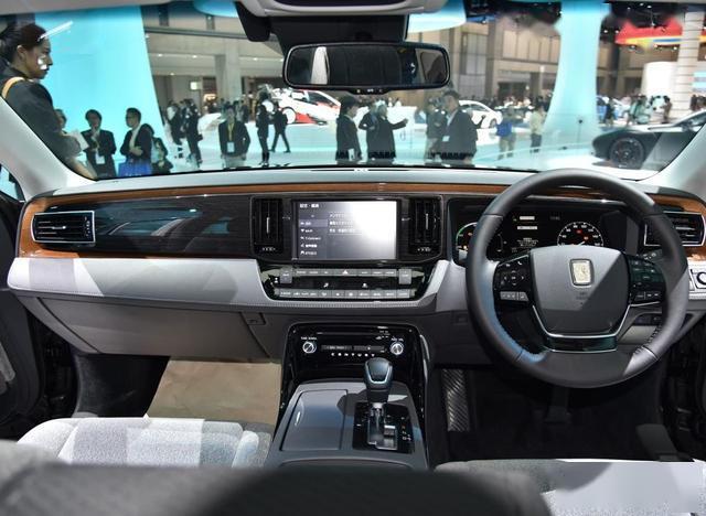 掛鳳凰標(biāo)志的豐田車，全國(guó)不超20臺(tái)，開(kāi)出來(lái)勞斯萊斯都得讓路