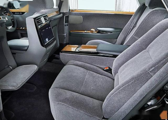 掛鳳凰標(biāo)志的豐田車，全國(guó)不超20臺(tái)，開(kāi)出來(lái)勞斯萊斯都得讓路