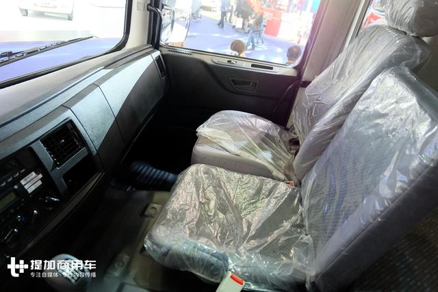 東風新推出的卡車品牌，LOGO很怪異，大家看看這內飾還行嗎？