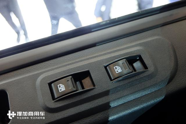 東風新推出的卡車品牌，LOGO很怪異，大家看看這內飾還行嗎？