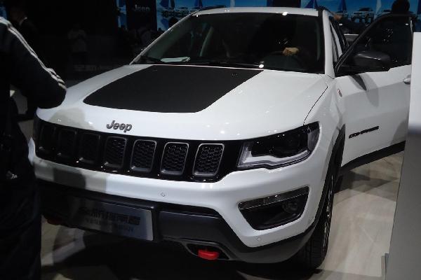 SUV 車身上這個標(biāo)志，是美國軍方對越野車能力認證