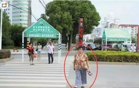 疏忽路面上這個標志 車主直接賠了9萬多。