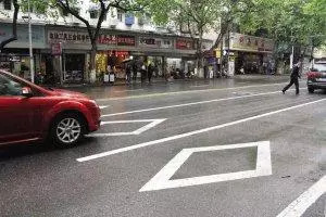 疏忽路面上這個標志 車主直接賠了9萬多。