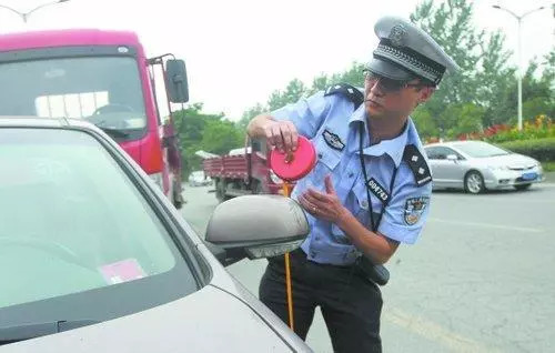 疏忽路面上這個標志 車主直接賠了9萬多。