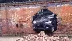 10萬的車偷偷改成100萬的車標我能理解，但上千萬的跑車硬是改成山寨車標到底是圖個啥？