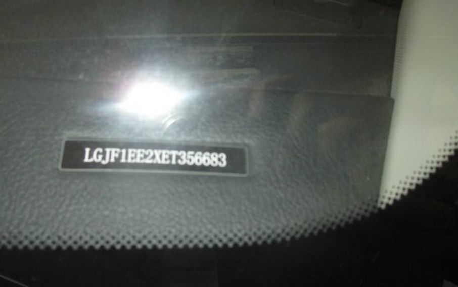 要你標志，不要你漢字！摳掉車標這事為何流行？