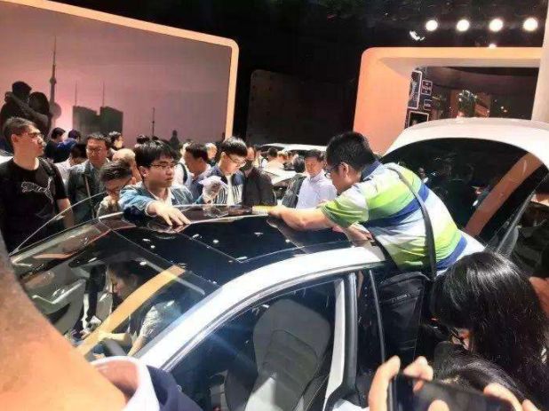 要你標志，不要你漢字！摳掉車標這事為何流行？