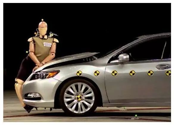 勞斯萊斯車標(biāo)一碰自動(dòng)收回，什么原理？