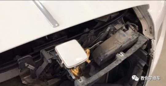 勞斯萊斯車標(biāo)一碰自動(dòng)收回，什么原理？