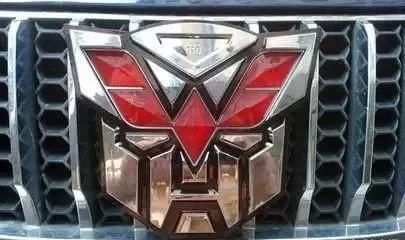 各大汽車車標被玩壞，較惡搞的當屬東風標致！