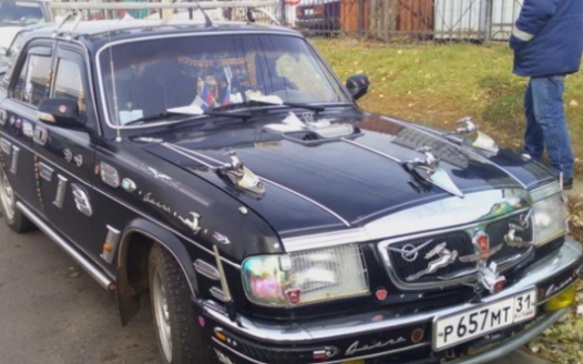 這是一輛貼滿大量車標的車！根本區分不出哪個是真的車標！