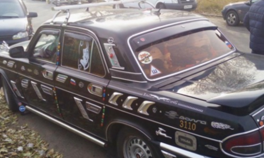 這是一輛貼滿大量車標的車！根本區分不出哪個是真的車標！