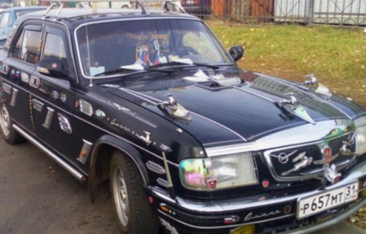 這是一輛貼滿大量車標的車！根本區分不出哪個是真的車標！