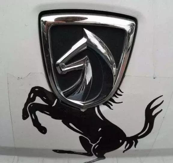 你見過哪些搞笑的車標改裝？網友：較服那個穿著衣服的車標！