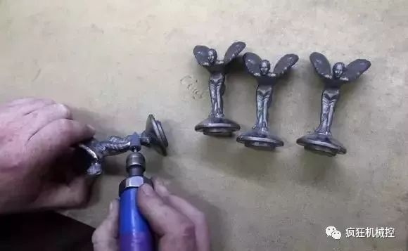 一個小小車標(biāo)竟然20萬，它是怎么做出來的？