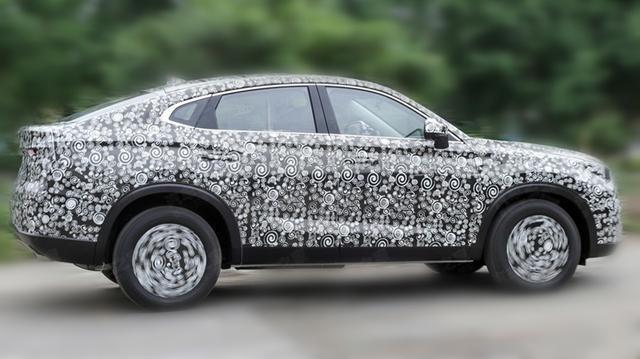 國產轎跑SUV新鮮出爐，V字車標果然漂亮，這顏值不輸寶馬X6