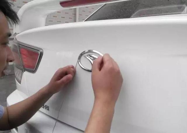 這些車標(biāo)太LOW 怎么把它們扣掉