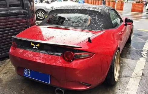 偶遇一輛百萬超跑，看見轉(zhuǎn)子車標和手動擋，知道這車才30多萬！