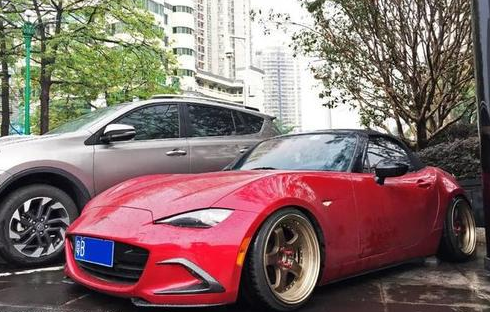 偶遇一輛百萬超跑，看見轉(zhuǎn)子車標和手動擋，知道這車才30多萬！